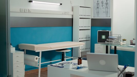 Care sunt piesele de mobilier medical ce nu ar trebui să lipsească din niciun cabinet? 